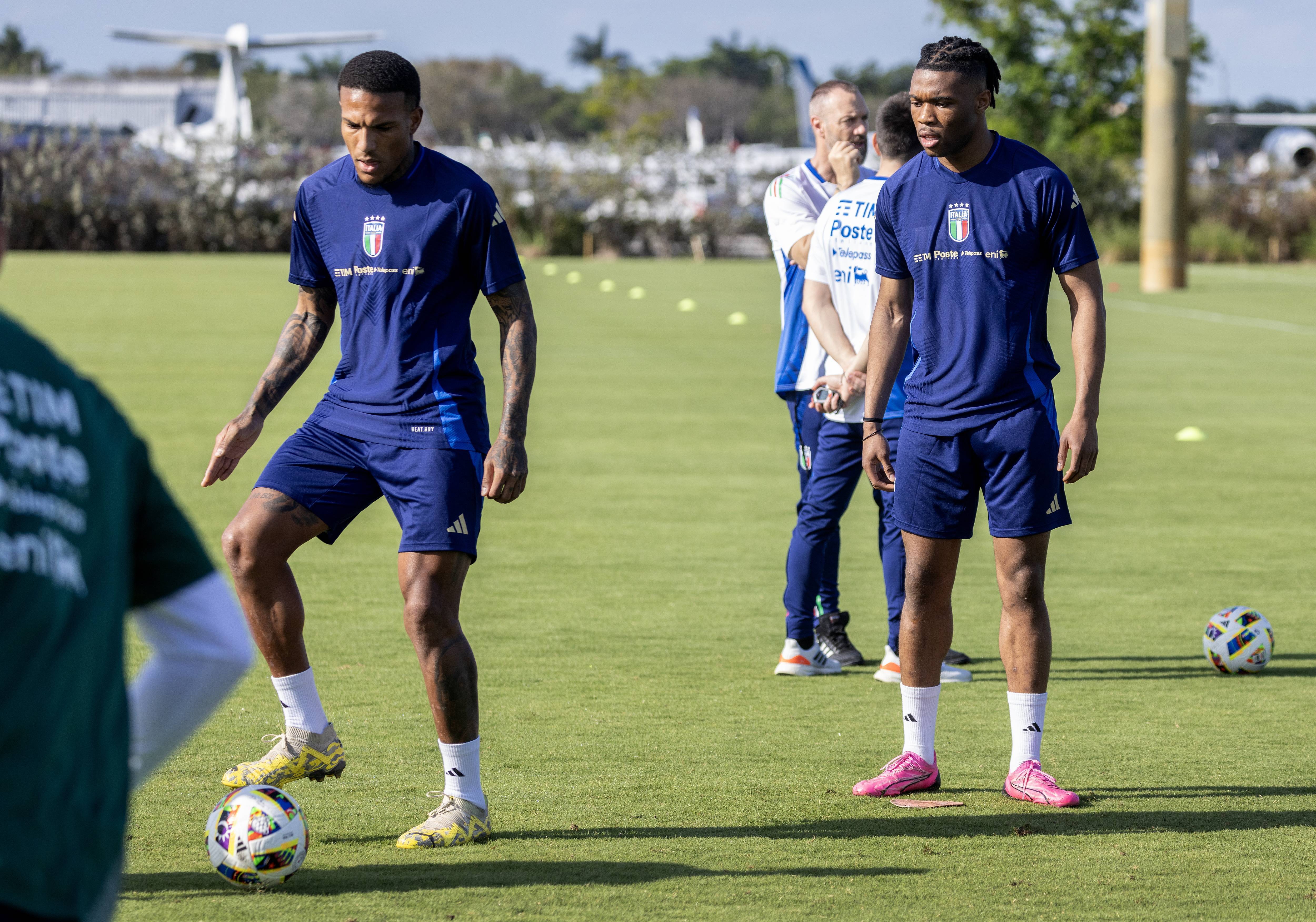 熊猫体育官网-包含欧洲足球友谊赛激烈进行，场面激荡人心的词条